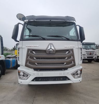 Hydraulisch stuur gebruikte HOWO trekker vrachtwagen 600L brandstoftank voor slepen