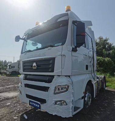 Gepersonaliseerde Sitrak-tractor vrachtvervoertruck voor het transport van brandstoftank met een hoge capaciteit