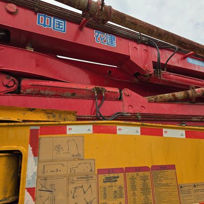 Sinotruk chassis pomptruck met cabine met airconditioning en hydraulisch stuurstelsel
