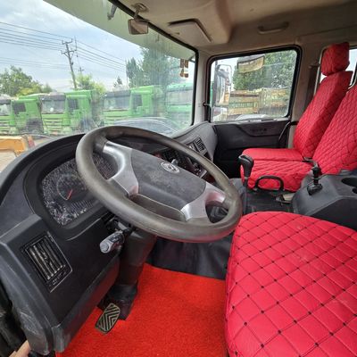 Sinotruk chassis pomptruck met cabine met airconditioning en hydraulisch stuurstelsel