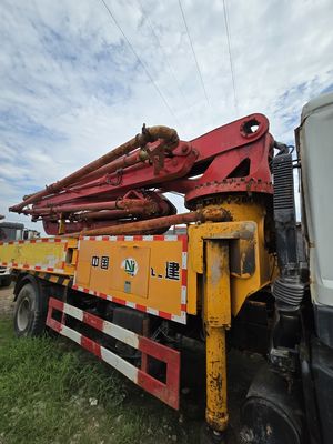 Sinotruk chassis pomptruck met cabine met airconditioning en hydraulisch stuurstelsel
