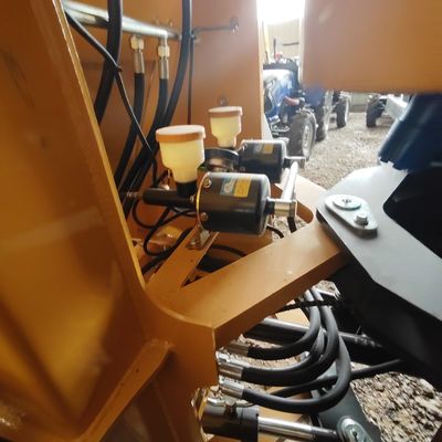 Precieze materiaalbelasting met gele draagbare compacte laadmachine en Euro 5 motor 495 keer