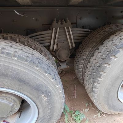 6X4 Sinotruk Dump Truck Chassis Heavy Duty Carbon Steel Cargo Box Motor Capaciteit 4-6L