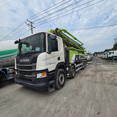 Voorste Lifting Style Sinotruk Chassis Pumptrucks Ladingcapaciteit 21-30t Zitplaatsen ≤5