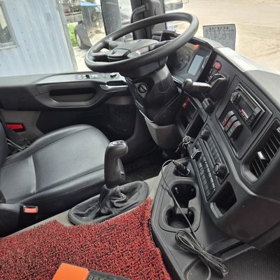Voorste Lifting Style Sinotruk Chassis Pumptrucks Ladingcapaciteit 21-30t Zitplaatsen ≤5