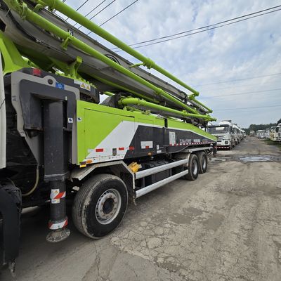 Voorste Lifting Style Sinotruk Chassis Pumptrucks Ladingcapaciteit 21-30t Zitplaatsen ≤5
