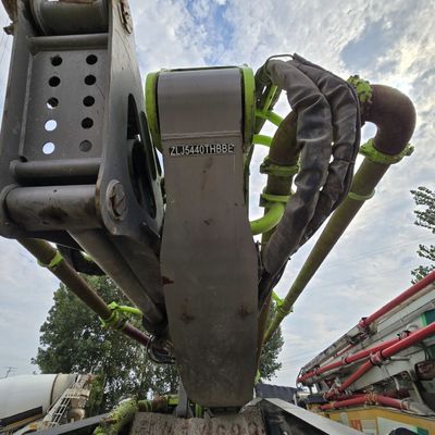 8×4 aandrijflijn Sinotruk Chassis Truck-mounted Betonpomp met stuurbekrachtiging