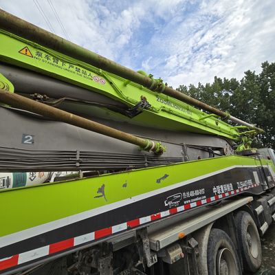 8×4 aandrijflijn Sinotruk Chassis Truck-mounted Betonpomp met stuurbekrachtiging