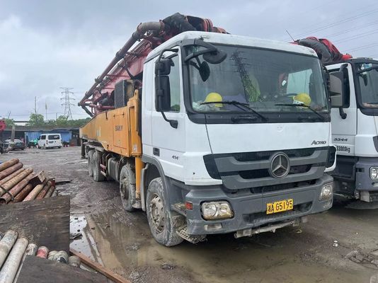 8×4 aandrijflijn Sinotruk Chassis Truck-mounted Betonpomp met stuurbekrachtiging