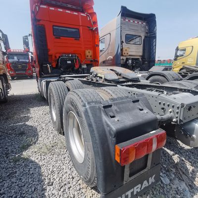 Semi-trailer slepen met Shacman 6X4 Heavy Duty Tractor Tipper en 1000L brandstoftank