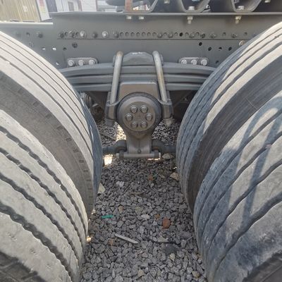 Semi-trailer slepen met Shacman 6X4 Heavy Duty Tractor Tipper en 1000L brandstoftank