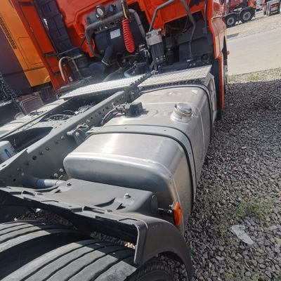 Semi-trailer slepen met Shacman 6X4 Heavy Duty Tractor Tipper en 1000L brandstoftank