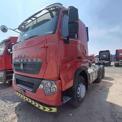 Rood HOWO T7h 440 vrachtwagenmodel voor zwaar vervoer binnen een sleephalve aanhangwagen