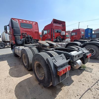 Rood HOWO T7h 440 vrachtwagenmodel voor zwaar vervoer binnen een sleephalve aanhangwagen