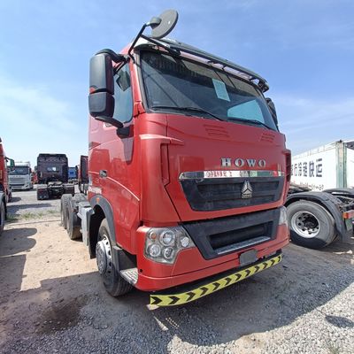 Rood HOWO T7h 440 vrachtwagenmodel voor zwaar vervoer binnen een sleephalve aanhangwagen
