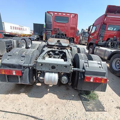 Rood HOWO T7h 440 vrachtwagenmodel voor zwaar vervoer binnen een sleephalve aanhangwagen