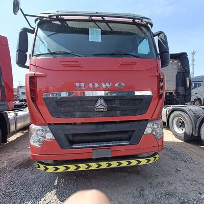 Rood HOWO T7h 440 vrachtwagenmodel voor zwaar vervoer binnen een sleephalve aanhangwagen
