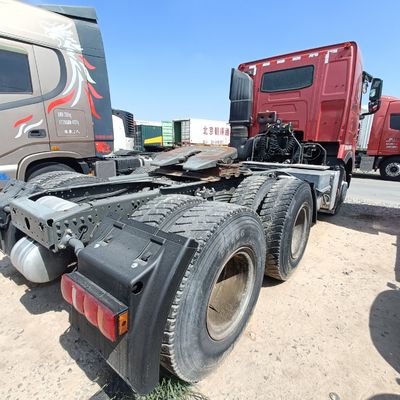 Rood HOWO T7h 440 vrachtwagenmodel voor zwaar vervoer binnen een sleephalve aanhangwagen
