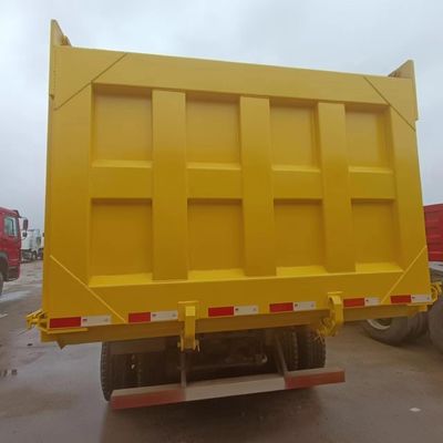 Handgestuurd Sinotruk HOWO 6X4 zware dumper met een laadcapaciteit van 40 ton