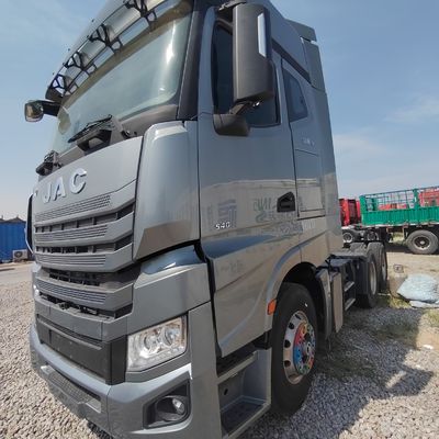 JAC 540 Zware vrachtwagen 560 pk 6x4 trekker met luchtophangingstoel en hydraulisch stuur