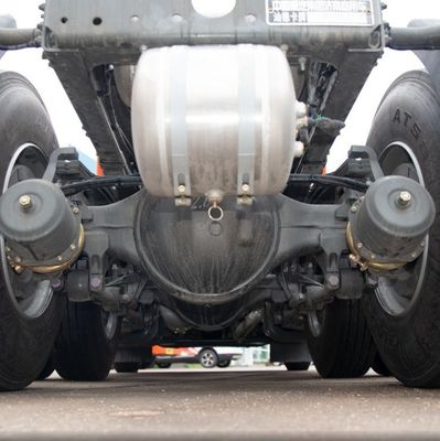 Geavanceerde 31-40t vrachtcapaciteit luchtophanging stoel trekker vrachtwagen met 1000L brandstoftank