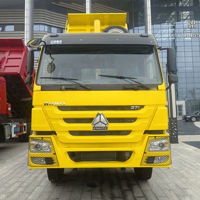 Haowo Dump Truck uit China met een laadvermogen van 21 tot 30 ton, uitgerust met airconditioning.