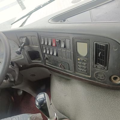 Haowo Dump Truck uit China met een laadvermogen van 21 tot 30 ton, uitgerust met airconditioning.