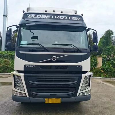 Het slepen van zware vrachtwagens is makkelijker gemaakt met de krachtige Volvo-tractortruck en de luchtophangstoel