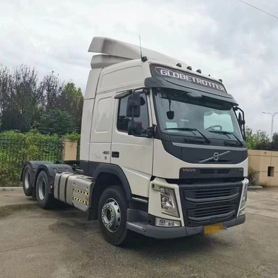 Het slepen van zware vrachtwagens is makkelijker gemaakt met de krachtige Volvo-tractortruck en de luchtophangstoel