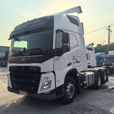 Het slepen van zware vrachtwagens is makkelijker gemaakt met de krachtige Volvo-tractortruck en de luchtophangstoel