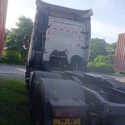 Het slepen van zware vrachtwagens is makkelijker gemaakt met de krachtige Volvo-tractortruck en de luchtophangstoel