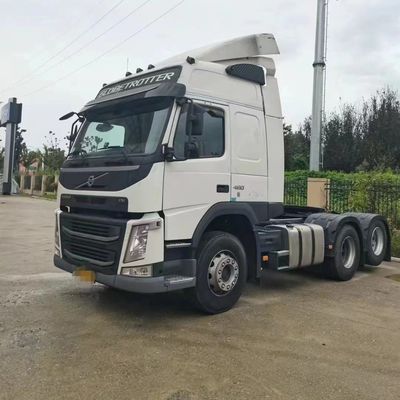 Het slepen van zware vrachtwagens is makkelijker gemaakt met de krachtige Volvo-tractortruck en de luchtophangstoel