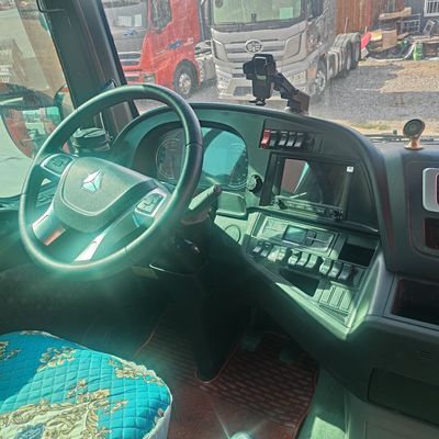 Zware dieseltractor voor het trekken van een halve aanhangwagen en intensief vervoer