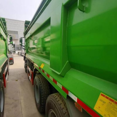 Verkoop van dumptrucks met chassis en hydraulisch stuur van Sinotruk met Euro 5-emissienorm