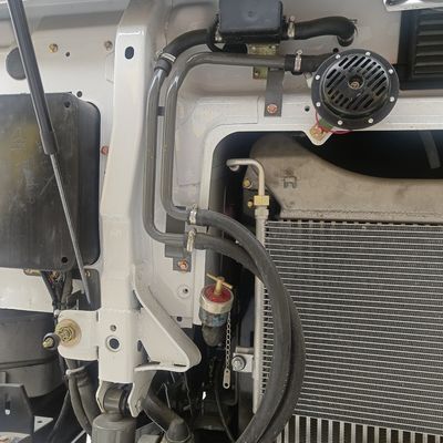 Dumptruck met banden en hydraulisch stuur met handgeschakelde transmissie