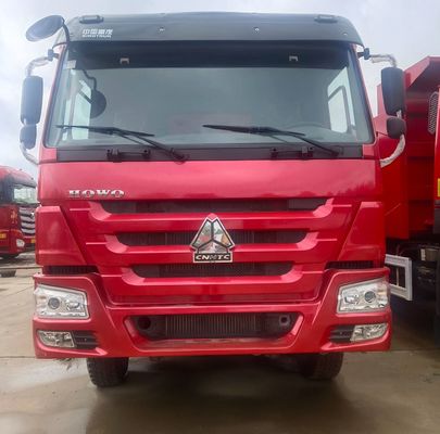 Sinotruk-chassis uitgerust met robuuste tippertruck met stuurondersteuningssysteem