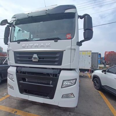540 pk vrachtwagen met 1000 liter brandstoftank en sleepfunctionaliteit voor zware voertuigen