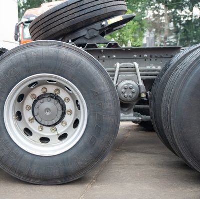 Zware aanhangwagens met stuurstoel met luchtophanging en afmetingen 6,8 x 2,5 x 3,8 m