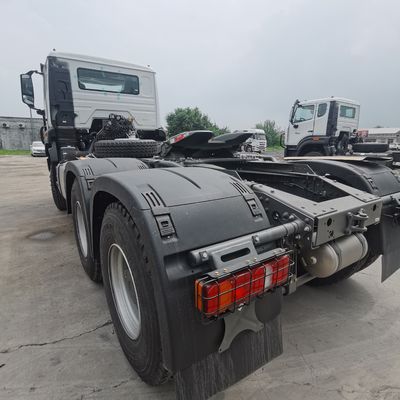 Ruim en zwaar voertuig voor het trekken van een halve aanhangwagen