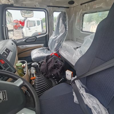 Ruim en zwaar voertuig voor het trekken van een halve aanhangwagen