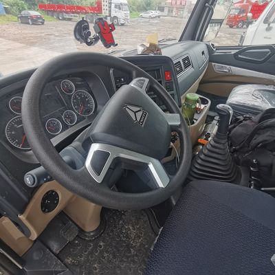 Ruim en zwaar voertuig voor het trekken van een halve aanhangwagen