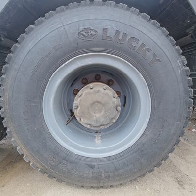 Shacman Tipper Truck met handgestuurde transmissie 400L brandstoftank en buisloze bandenontwerp