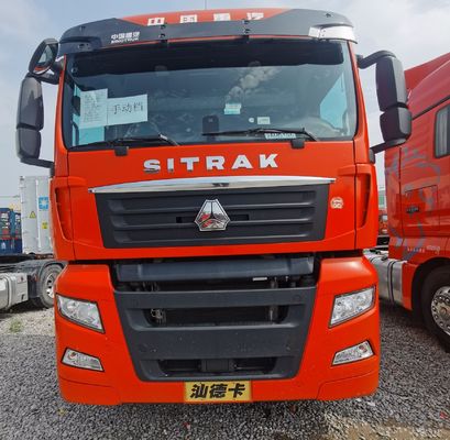 Robuuste zware trekker voor het slepen van een halve aanhangwagen met luchtophangstoel