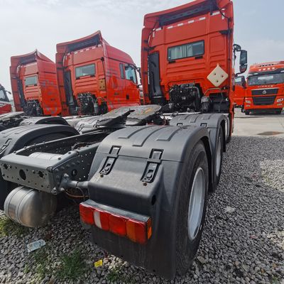 Robuuste zware trekker voor het slepen van een halve aanhangwagen met luchtophangstoel