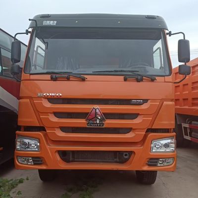 Industriële sleepapparatuur met banden en hydraulisch stuur op een chassistruck van Sinotruk