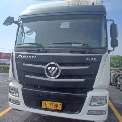 Zware vrachtwagen met een brandstoftank van 1000 l met 351-450 pk