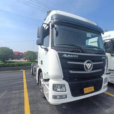 Gebruikte trekkrachtwagen voor het slepen van een halve aanhangwagen met hydraulisch stuur en een brandstoftank van 600 l