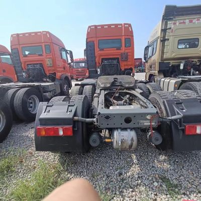 Verzendkosten Gebruikte zware wagen Sinotruk HOWO 6X4 Traktortruck voor het slepen van een halve aanhangwagen
