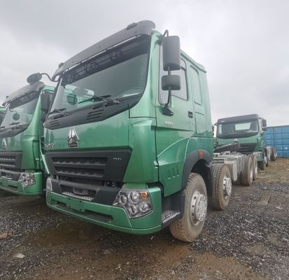 Commerciële boxtruck voorzien van een hydraulisch remsysteem en een brandstoftank van 400-600 liter met banden