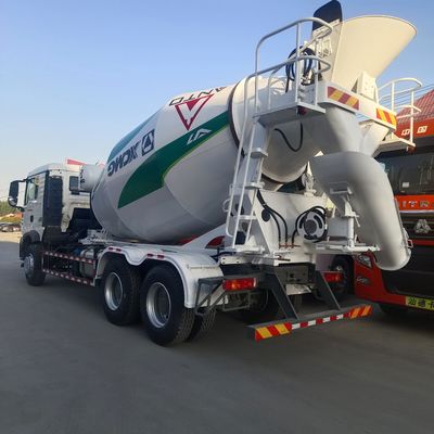 Cargobox van koolstofstaal Hydraulisch stuur Betonmengtruck voor een soepele werking